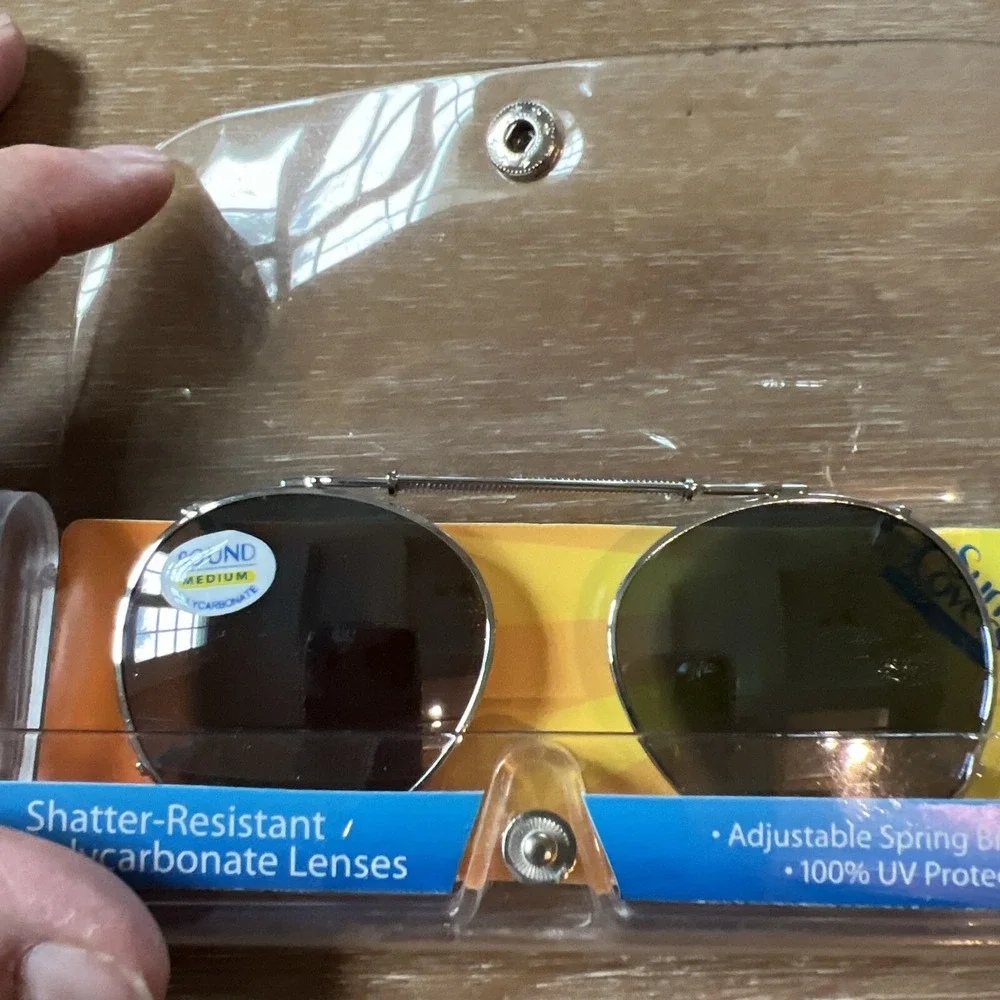 NOS SunCover Sun Cover Clip‎ On Polarized Lenses New in Case Oval Silver Frame